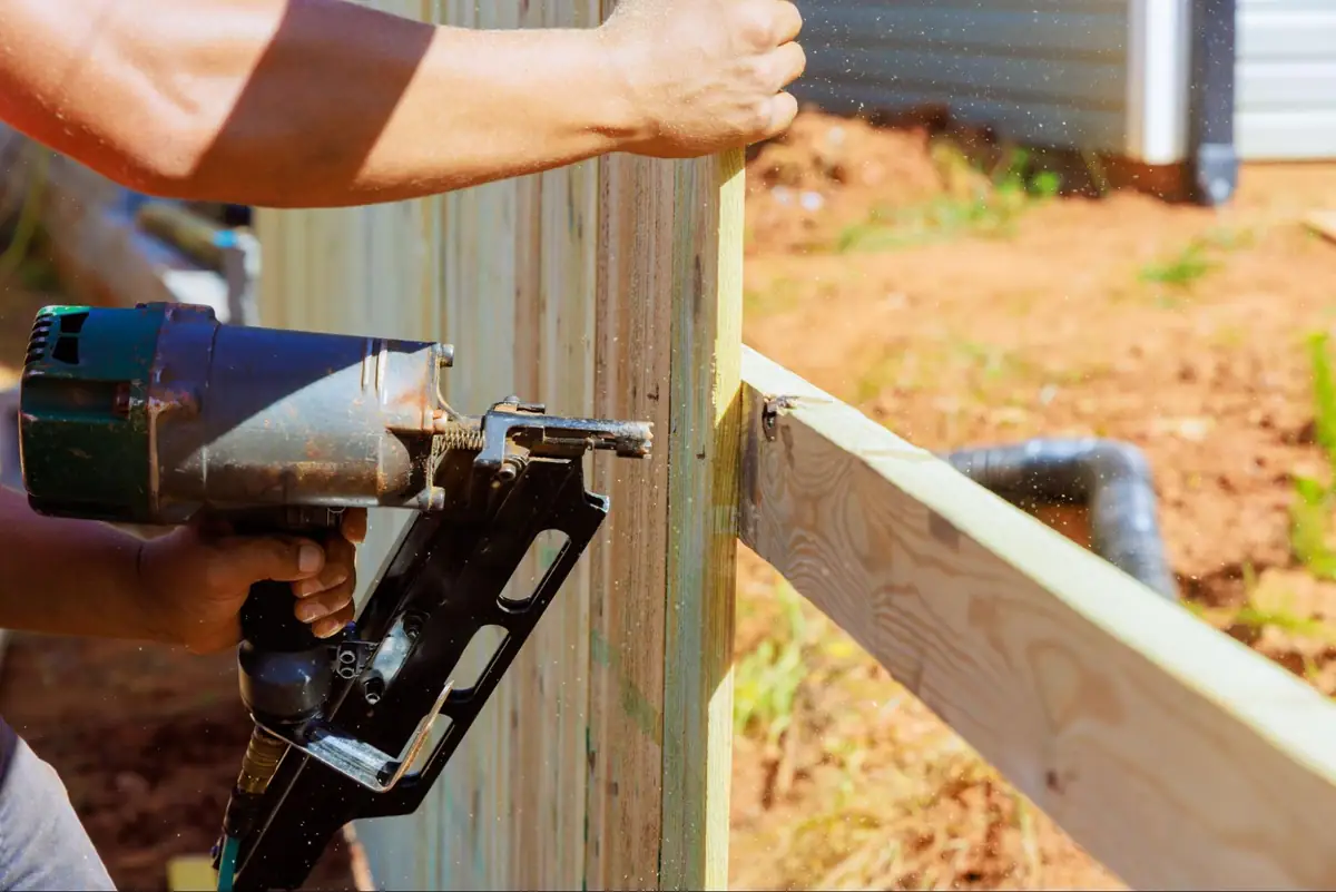 Fence Staining Services: How to Choose the Best Near You for Cost, Quality, and Maintenance