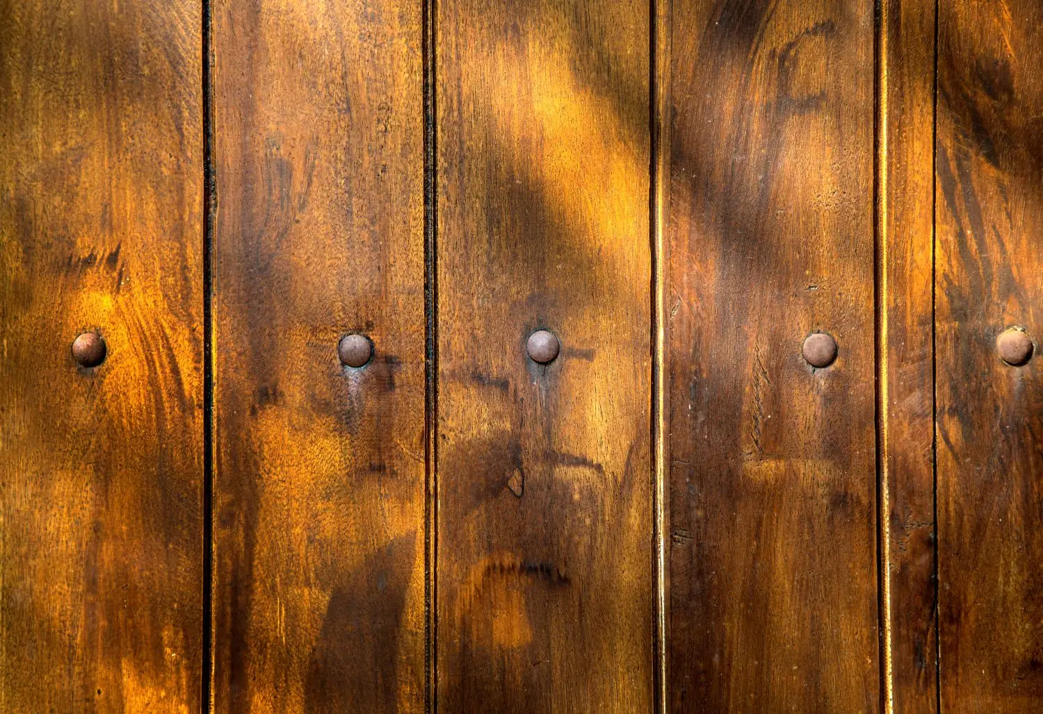 Why Does Professional Fence Staining Last Longer Than DIY?
